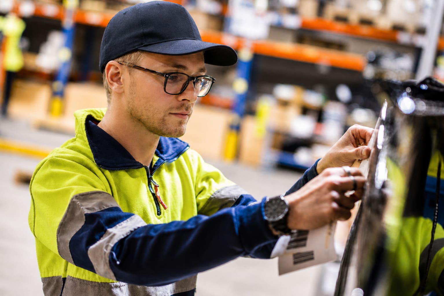 IGL intégrateur de solutions — opérateur scannant un code-barres en entrepôt de logistique marketing